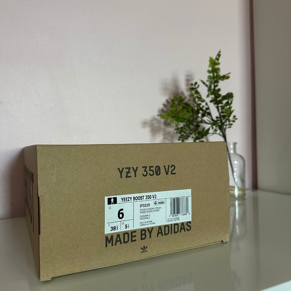 Yeezy 350 - Grey - Women's Size 6 - Picture 2 of 7